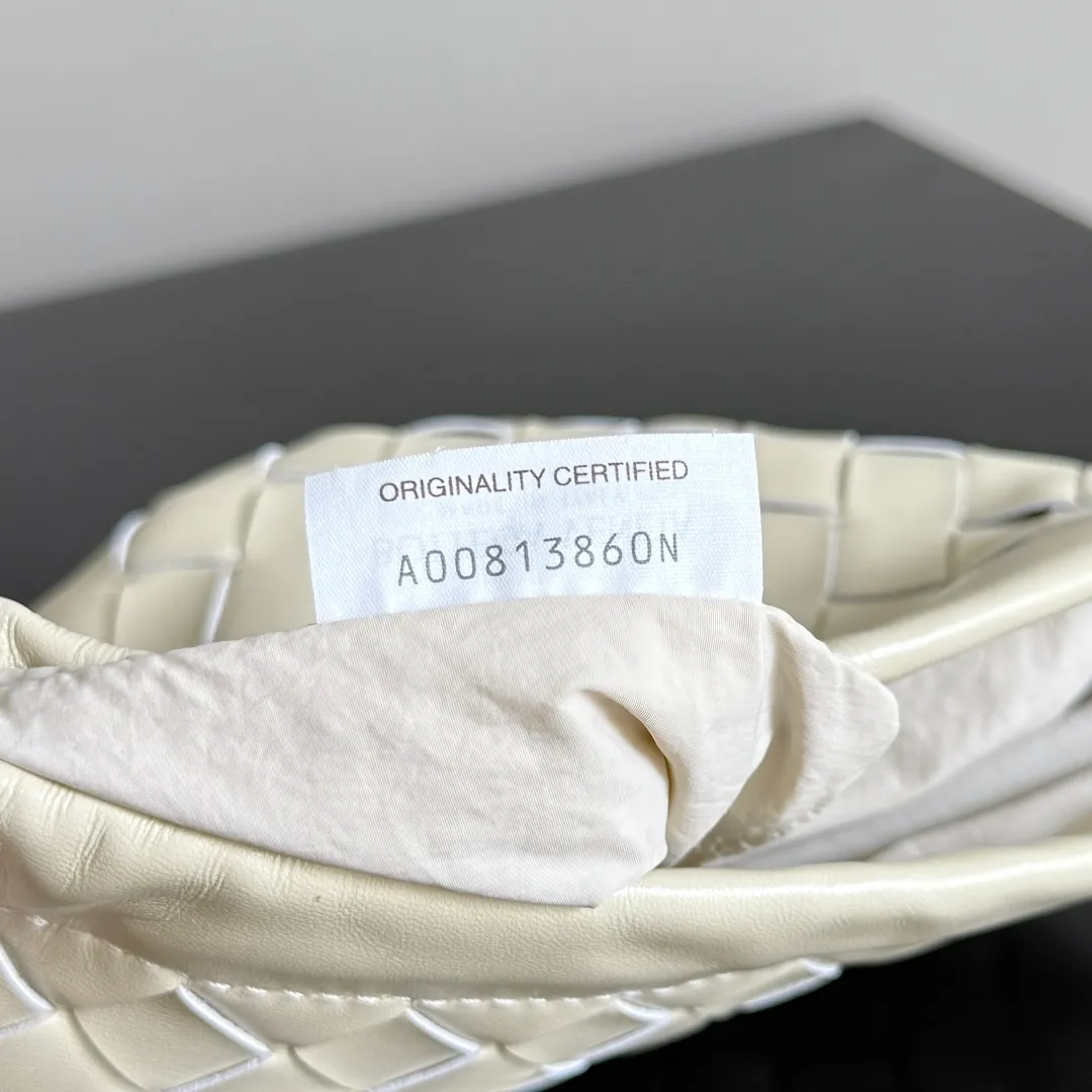 Batch 1400 BOTTEGA VENETA DUSTBAG mini size is officially launched📣📣. It still continues the classic weaving process. The lazy and casual feeling presented by the drawstring pockets is not too suitable for summer. The small back body is light and convenient. It is enough to carry lipstick and tissues when going out every day. It is not easy to make mistakes with any clothes. The shoulder strap has a buckle and pull-out design, which can be adjusted to unlock multiple carrying methods. Style number: 816987 Size: 21*16.6*1cm